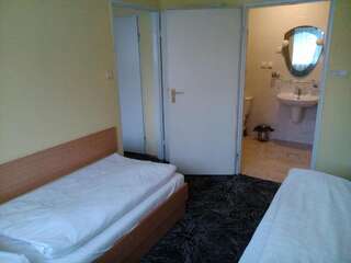 Отель Hotel Refleks Торунь Двухместный номер с 2 отдельными кроватями-4